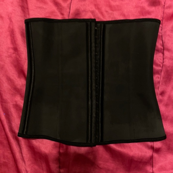 Fashion Nova Accessories - Fashion Nova Waist Trainer 🖤